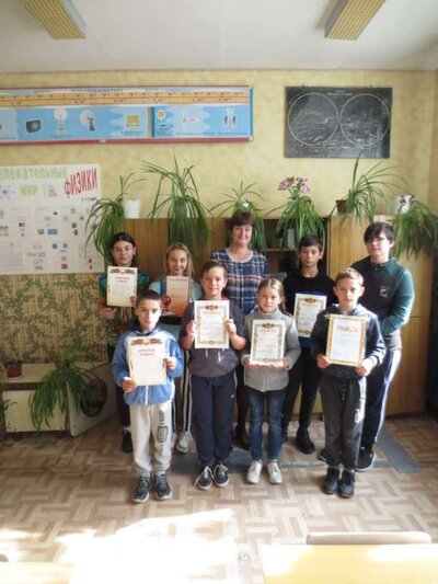ученики с грамотами.JPG