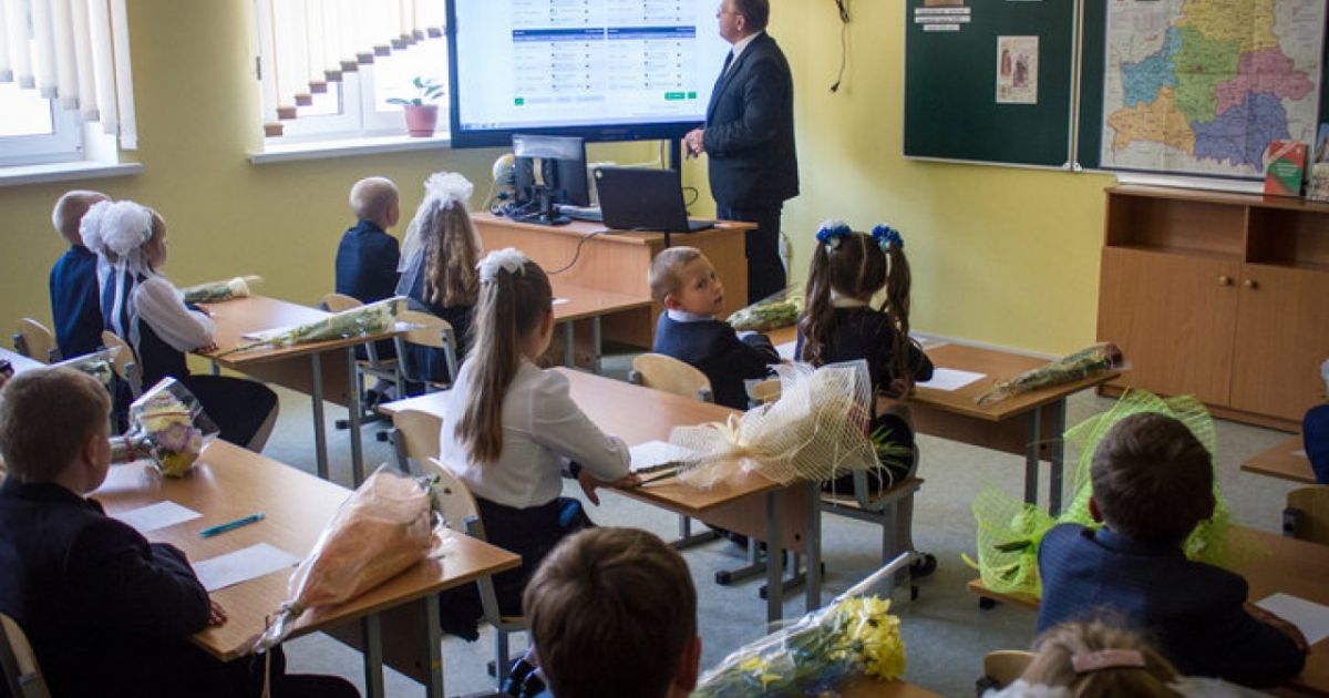 Учителя рассказали о постоянных переработках