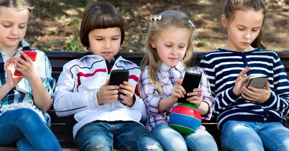 Ассоциация педиатров Германии убеждает родителей не покупать смартфоны детям, если им нет еще 11 лет