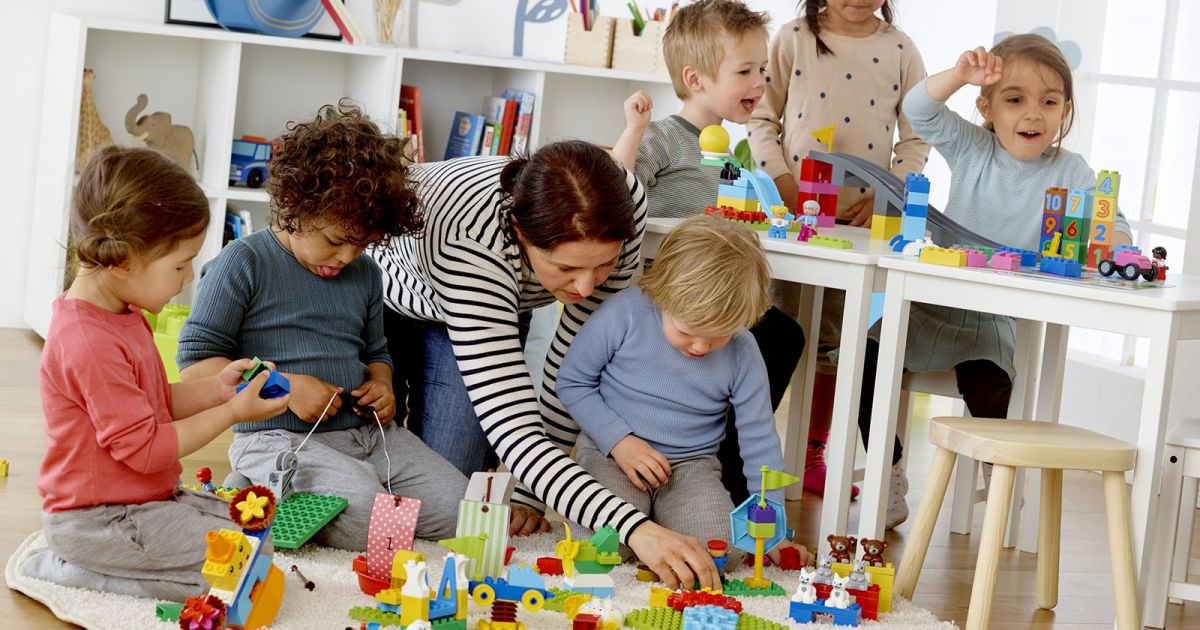 Нет благородней и почетней в мире дела, Чем дело это - любить и радовать детей...