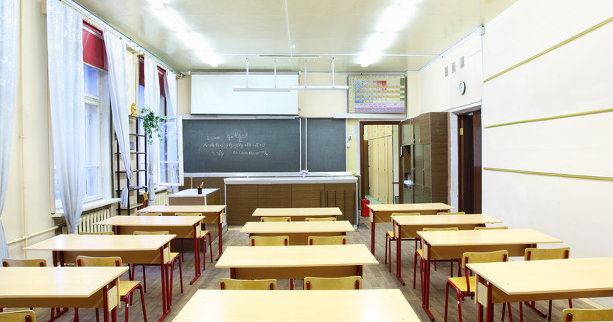 Большинство учеников выбирают школьные уроки в классе