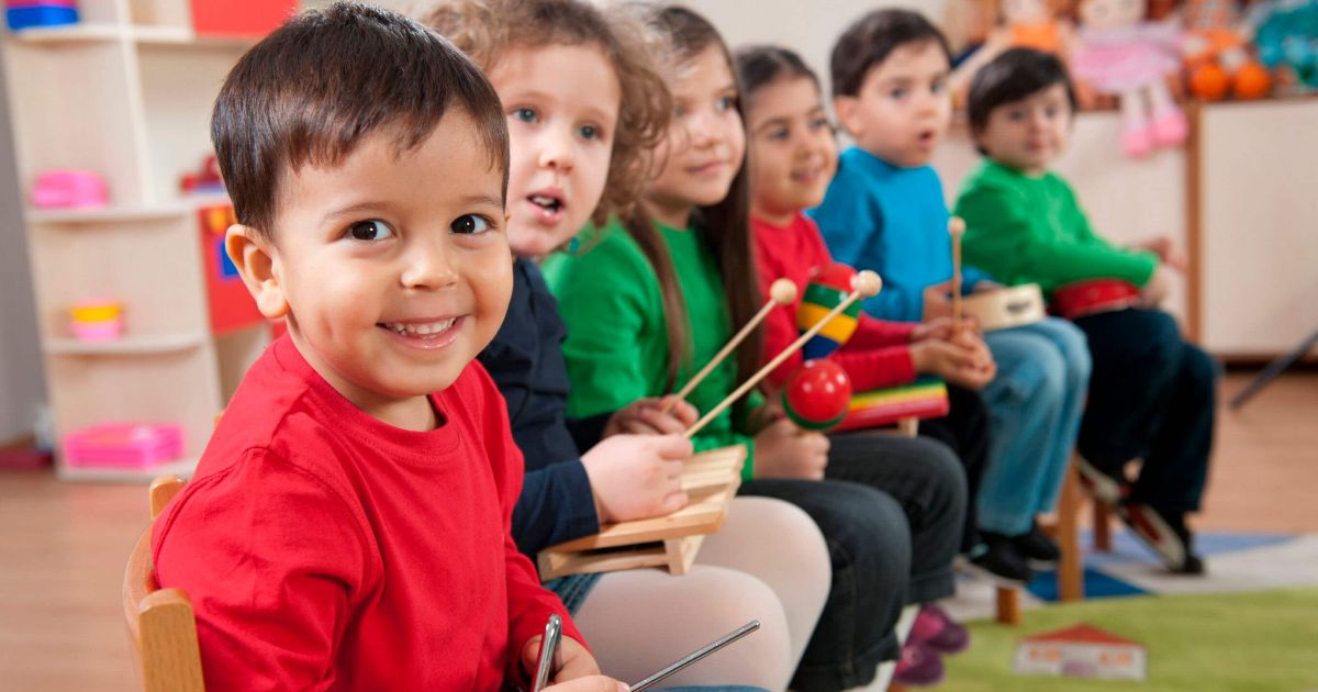 Почему воспитатель играет важную роль на музыкальных занятиях и праздниках в детском саду?