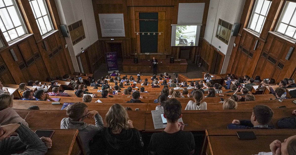 В 2021 году только 43% родителей выпускников сообщили о намерении детей поступать в ВУЗ