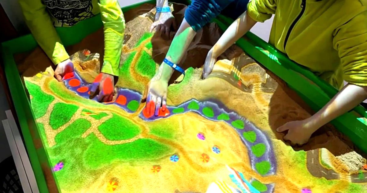 Справляться с агрессией в школах предлагают с помощью песочницы