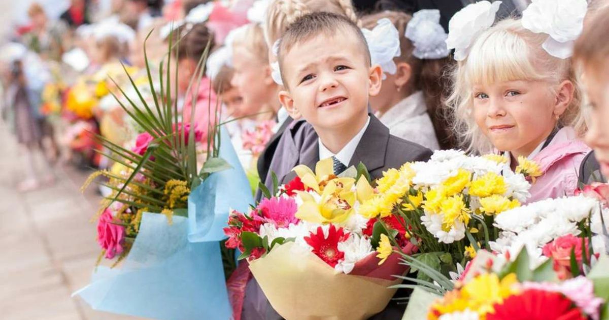 Минпросвещения рекомендовало провести линейки 1 сентября 2022 года в очном формате