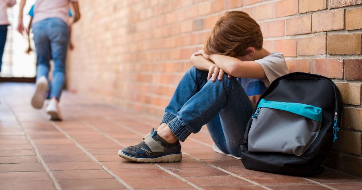 Один против всего класса - возможно ли помочь изгою совместными усилиями родителей и учителей?