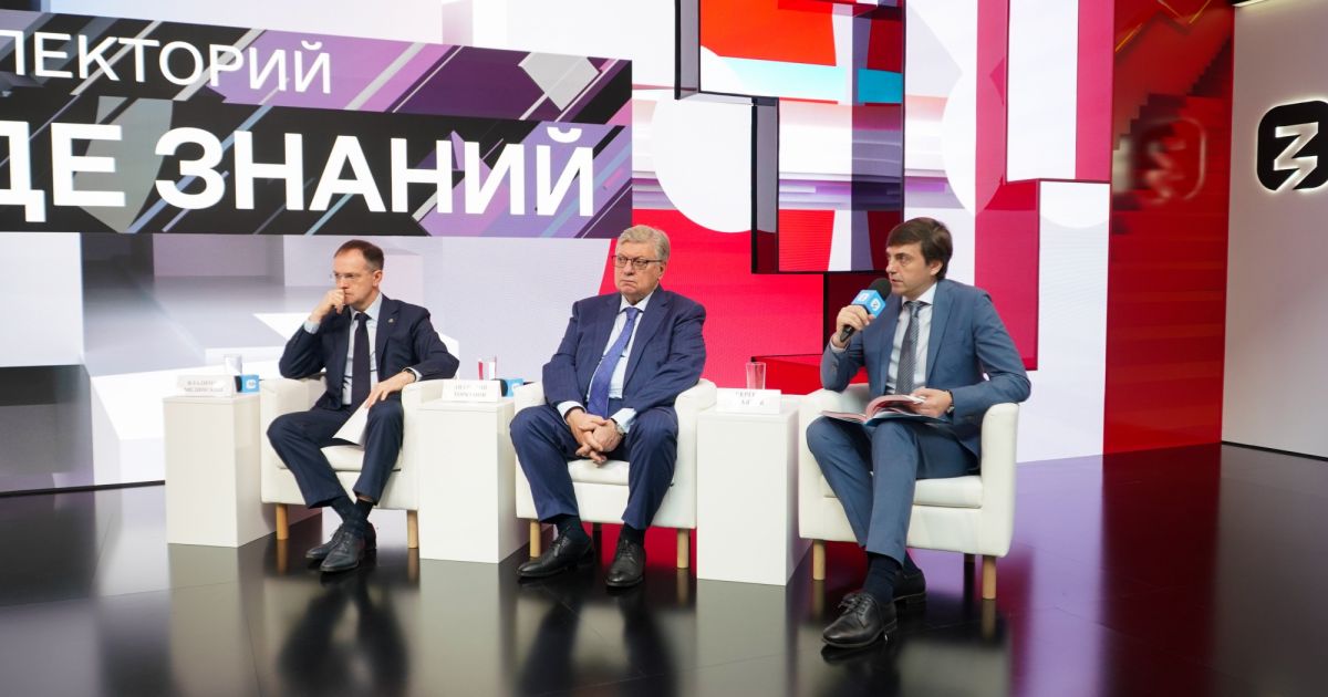 Продолжается работа по подготовке нового учебника по истории для основной школы, она будет завершена в 2024 году. 