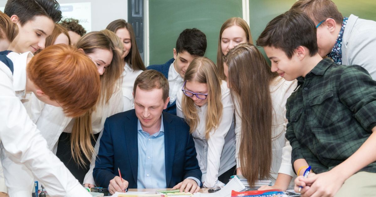 Студенты педагогических колледжей смогут работать по специальности во время учебы - В. В. Путин подписал соответствующий закон