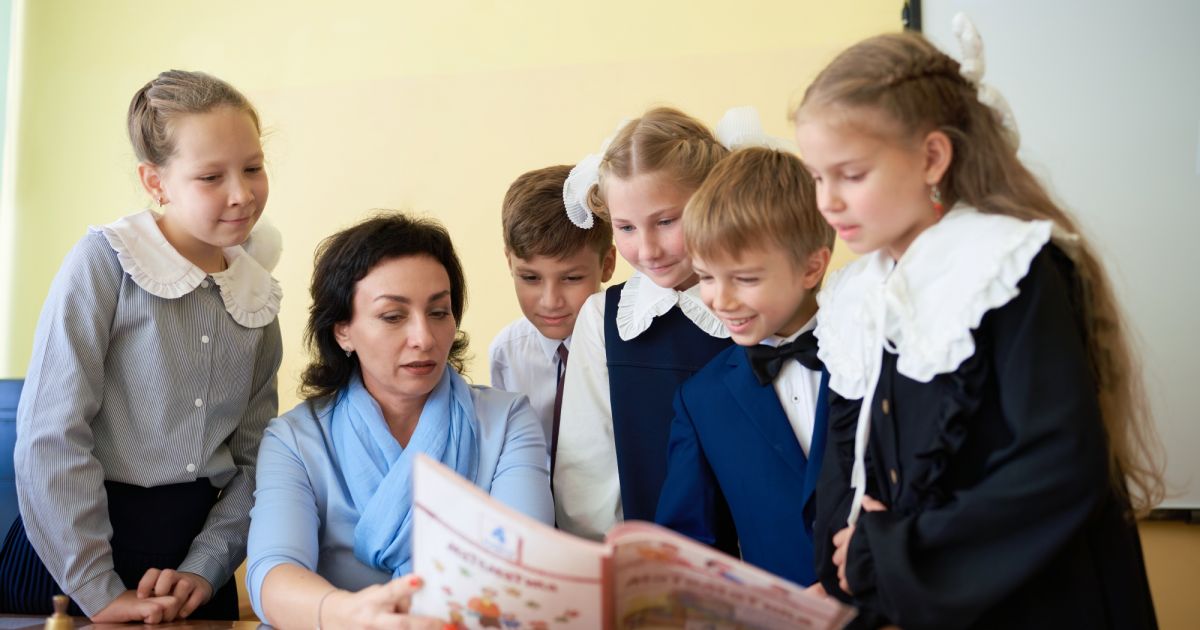 30 учителей начальных классов станут финалистами Всероссийского конкурса «Первый учитель»