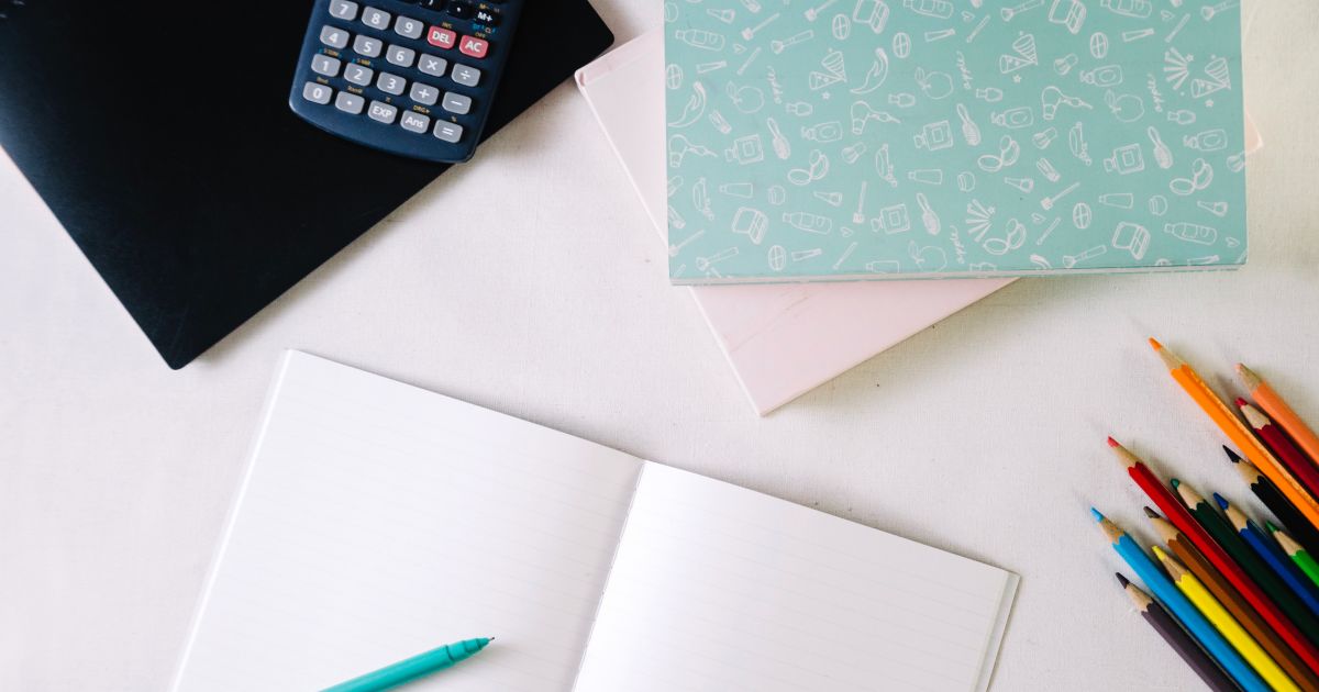 В Госдуме призвали не торопиться с отказом от бумажных дневников для школьников