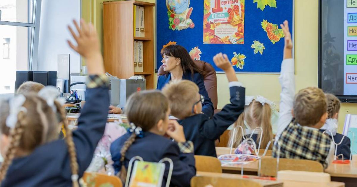 Опрос Сферума: почти 50% российских школьников считают свои отношения с учителями дружескими