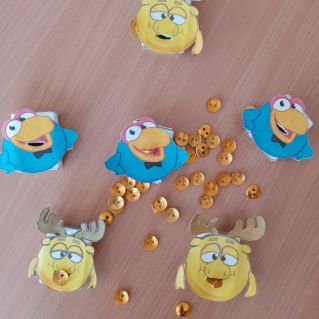 Пособие для коррекции и развития мелкой моторики "Покорми смешариков"