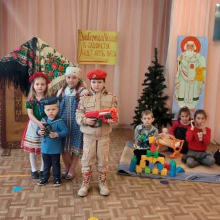 пословица в стоп кадре "Береги землю родимую- как мать любимую"