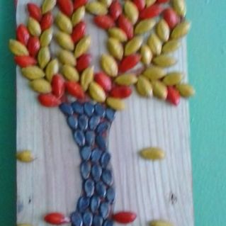 "Осеннее дерево"   из сливовых косточек.