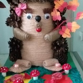 Поделка из джутовой нити и шишек "Ежиха"