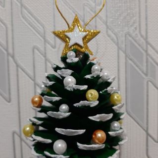 Новогодняя игрушка из шишки