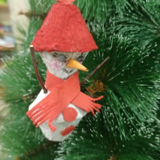 Снеговик из бросового материала