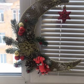 "Месяц под косой блестит..."