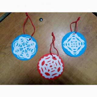 Новогодние украшения. Шары в технике ”Симметричнок вырезание”.