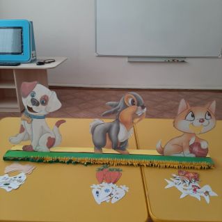 Игровое пособие "Накорми зверей". Цель: автоматизация различных звуков в предложении.