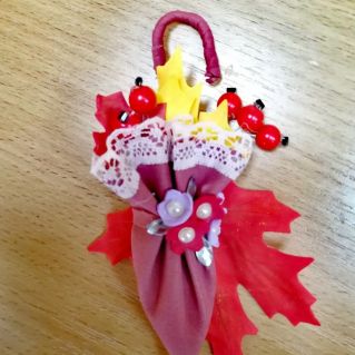 Брошь из фоамирана "Зонтик"