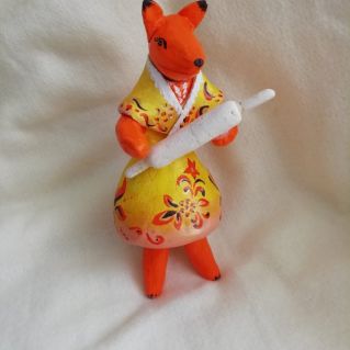 Героиня сказки "Лисичка со скалочкой" (лепка из глины)