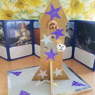 Оформление уголка ко Дню Космонавтики