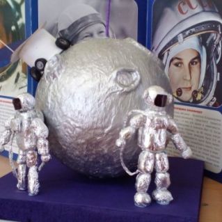 Оформление уголка " Полет на луну"