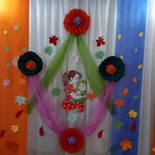 Мама, – друга нет дороже – Веришь ты в наш каждый взлет!                                                                     оформление/дизайн пространства