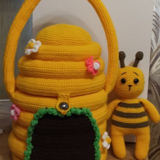 Улей с пчелами