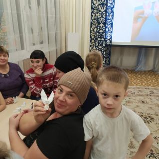 Забавный кролик на ёлочку