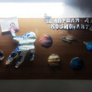 Космонавтом быть хочу, космос весь я облечу.