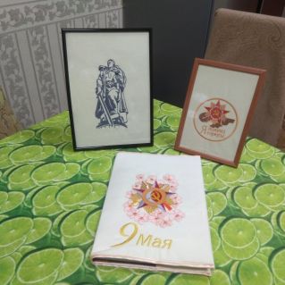 Сувениры к 9 мая: изображение памятника солдату-освободителю, знак "Я помню! Я горжусь!", обложка для блокнота "9 мая". Машинная вышивка