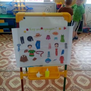 Дидактическое пособие по ознакомлению детей младшего дошкольного возраста с окружающим миром :"Кому что идет?"