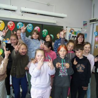 Агитбригада клуба "Менестрель" в летнем лагере  школы №60 .