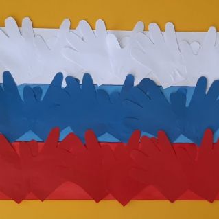 Коллективная работа в первой младшей группе "Флаг России"