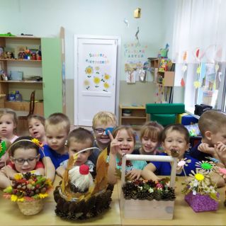 Выставка поделок "Такая разная осень"