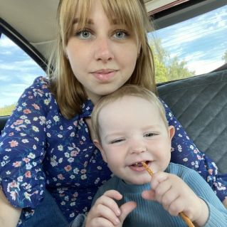 Мама -  как пуговка, на ней все держится