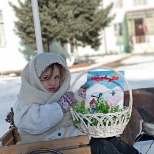 Девочка с корзиной