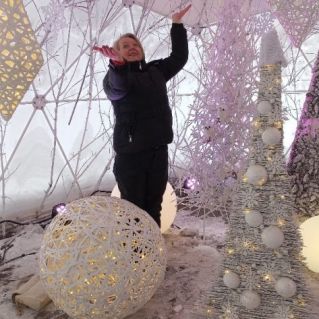 "Светло-пушистая, Снежинка белая, Какая чистая, Какая смелая!" (К.Бальмонт "Снежинка")