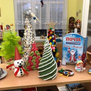 Выставка новогодних елочек