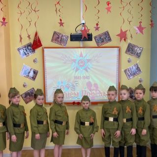 А за окном гремит салют!