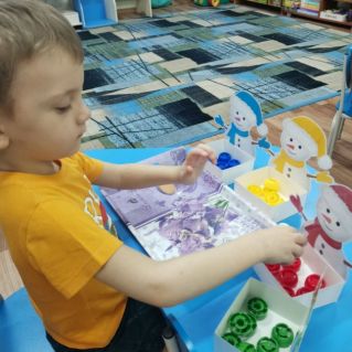 Дидактическая игра «Снеговички - цветовички»