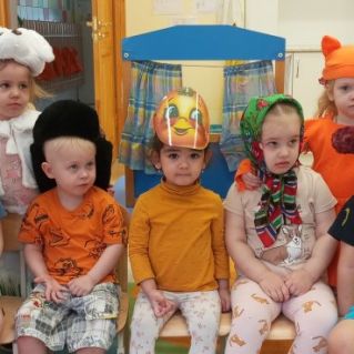 Театрализованная постановка сказки "Колобок" 1 младшая группа