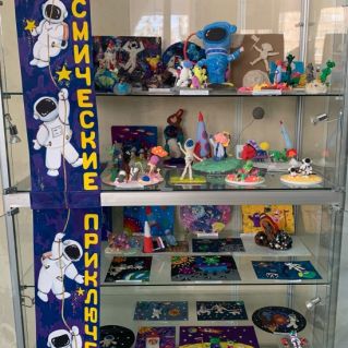 Оформление  в фойе стенда "День космонавтики"