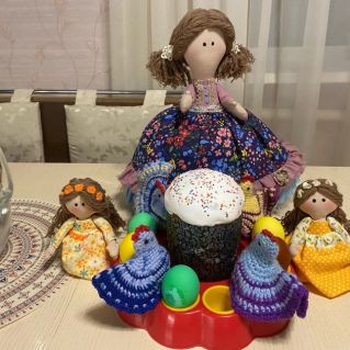 Пусть с яичком, куличом Светлый праздник входит в дом.