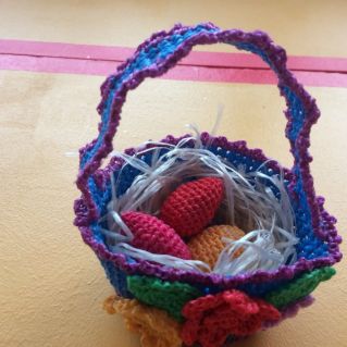 Корзина с пасхальными яйцами