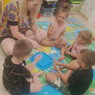 Родитель подержка к ребенку