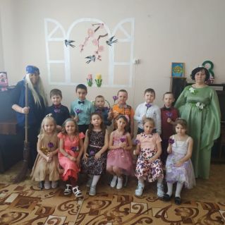 Оформление музыкального зала к Дню 8 Марта.