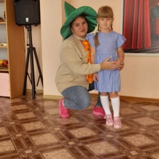 Воспитатель -это герой из  сказки.